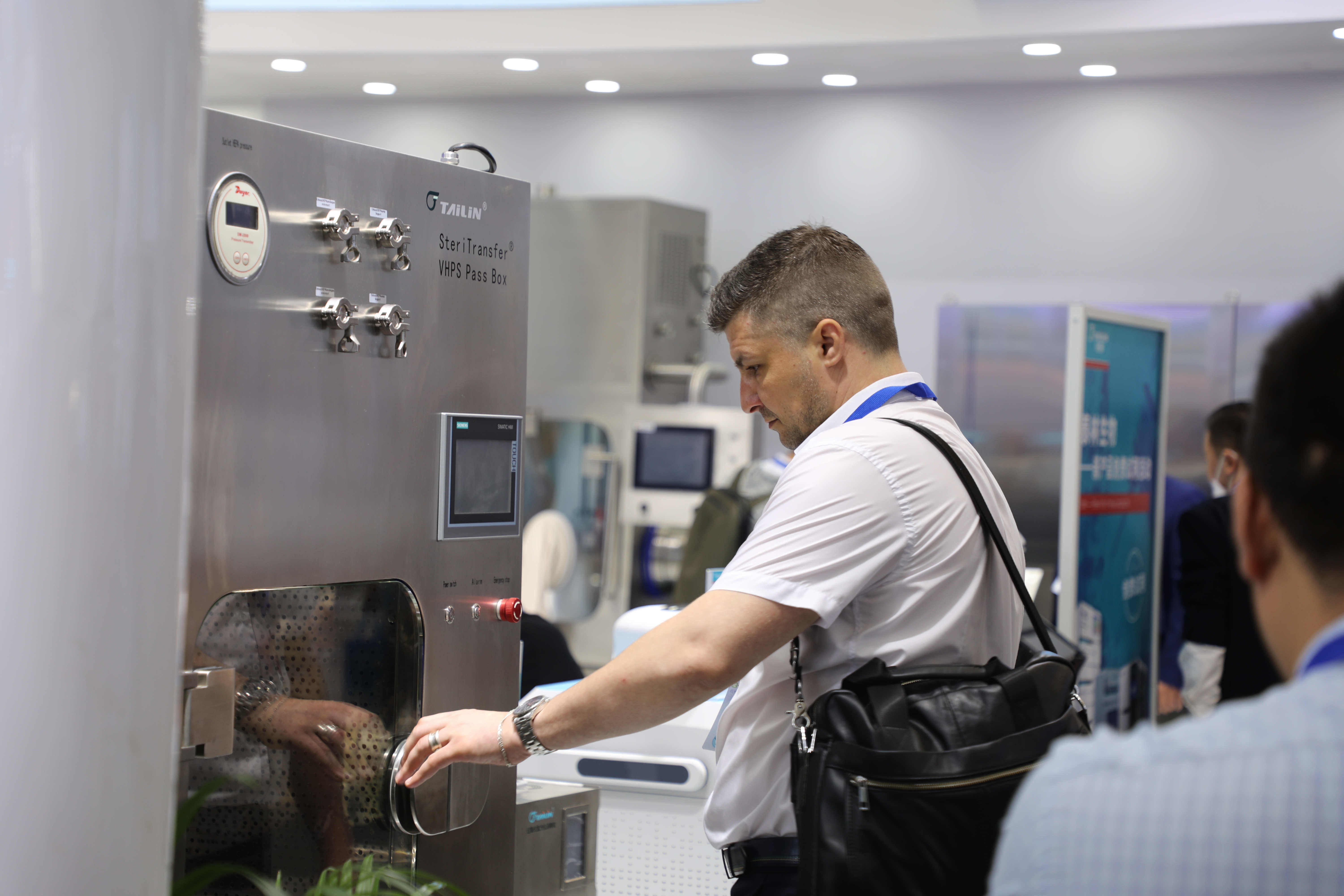 16855254294257600Zbp.jpg EF1A9529-opq450643365.jpg